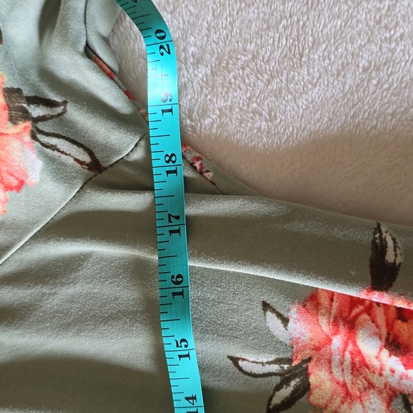 Absolutely Famous Women's Size Medium Green Floral Smocked Long‎ Sleeve Top - Picture 6 of 10